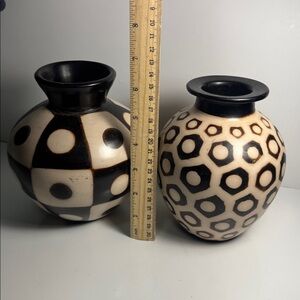 Peruvian Chulucanas folk art pottery vases feature distinct geometric patterns